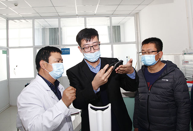 何氏眼科工作人員培訓當地醫生使用智能篩查設備.jpg
